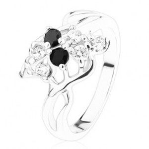 Šperky eshop - Oceľový prsteň striebornej farby, číre a čierne zirkóny, prepletené ramená R28.31 - Veľkosť: 55 mm