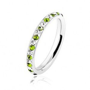Šperky eshop - Oceľový prsteň striebornej farby, číre a svetlozelené zirkóniky HH17.15 - Veľkosť: 57 mm