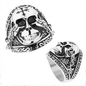 Šperky eshop - Oceľový prsteň striebornej farby, lesklá lebka s krížom, retiazky, patina Z39.19/20 - Veľkosť: 63 mm