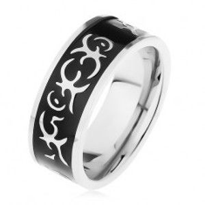 Šperky eshop - Oceľový prsteň striebornej farby, lesklý čierny pás zdobený motívom tribal C5.9 - Veľkosť: 64 mm