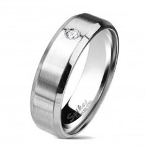 Šperky eshop - Oceľový prsteň striebornej farby, matný pás s čírym zirkónom, 6 mm AB37.14 - Veľkosť: 62 mm