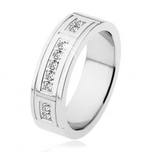 Šperky eshop - Oceľový prsteň striebornej farby, ozdobné zárezy, tri línie čírych zirkónov S79.06 - Veľkosť: 54 mm