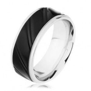 Šperky eshop - Oceľový prsteň striebornej farby s čiernym pásom, šikmé zárezy  HH9.17 - Veľkosť: 60 mm
