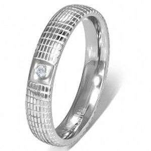 Šperky eshop - Oceľový prsteň striebornej farby s čírym kamienkom a mriežkou BB5.9 - Veľkosť: 57 mm