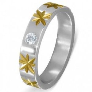 Šperky eshop - Oceľový prsteň striebornej farby s hviezdami zlatej farby a čírym zirkónom BB5.18 - Veľkosť: 68 mm