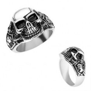 Šperky eshop - Oceľový prsteň striebornej farby, vypuklá lebka s patinou, rytier, meče T24.8 - Veľkosť: 56 mm