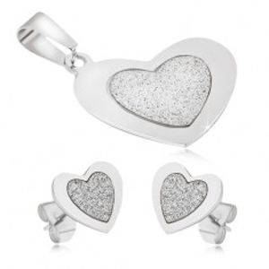Šperky eshop - Oceľový set - prívesok a náušnice, súmerné srdcia, pieskovaný stred S39.24
