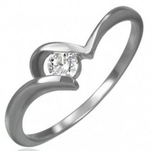 Šperky eshop - Oceľový zásnubný prsteň - tenké zahnuté ramená, okrúhly číry zirkón F6.14 - Veľkosť: 57 mm