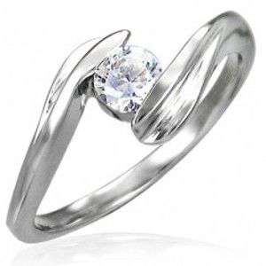 Šperky eshop - Oceľový zásnubný prsteň so zirkónom uchyteným medzi koncami ramien D2.10 - Veľkosť: 53 mm