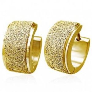 Šperky eshop - Okrúhle náušnice z ocele - široký pieskovaný pás, zlatá farba Q22.16
