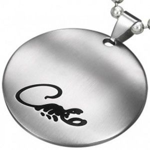 Šperky eshop - Okrúhly prívesok z chirurgickej ocele striebornej farby s čirnym škorpiónom  AA05.22
