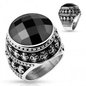 Šperky eshop - Patinovaný oceľový prsteň, čierny brúsený kameň, obrys z malých lebiek M06.15 - Veľkosť: 59 mm