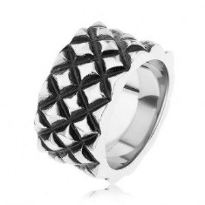 Šperky eshop - Patinovaný prsteň z ocele 316L, motív malých vypuklých kosoštvorcov SP51.14 - Veľkosť: 65 mm