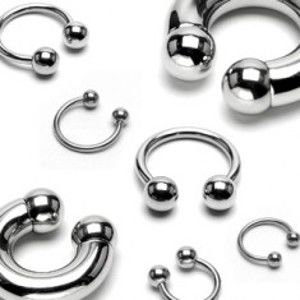 Šperky eshop - Piercing z nehrdzavejúcej ocele - väčšia lesklá podkova, guličky, 8 mm X47.13 - Hrúbka x priemer x veľkosť guličky: 8 mm x 16 mm x 10 mm
