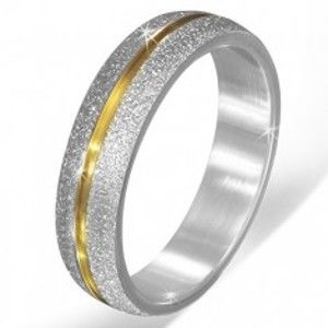 Šperky eshop - Pieskovaná obrúčka striebornej farby z ocele, zárez zlatej farby BB4.7 - Veľkosť: 59 mm