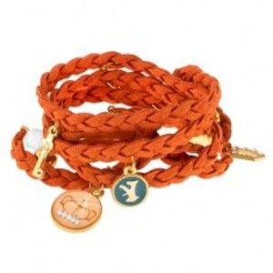 Šperky eshop - Pletený náramok oranžovej farby, drobné prívesky rôznych tvarov a farieb O4.4