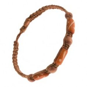 Šperky eshop - Pletený náramok orieškovohnedej farby, drevené korálky a valčeky S18.30