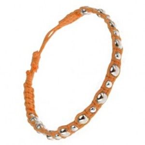 Šperky eshop - Pletený šnúrkový náramok oranžovej farby, veľké a malé kovové korálky S13.30