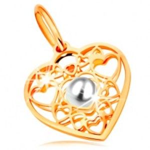 Šperky eshop - Prívesok v žltom zlate 585 - srdce zdobené obrysmi srdiečok a bielou perlou v strede GG167.08