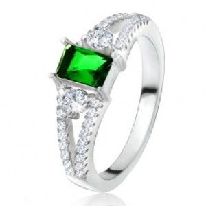 Šperky eshop - Prsteň - obdĺžnikový zelený kameň, rozvetvené ramená, číre zirkóny, striebro 925 U19.03 - Veľkosť: 52 mm