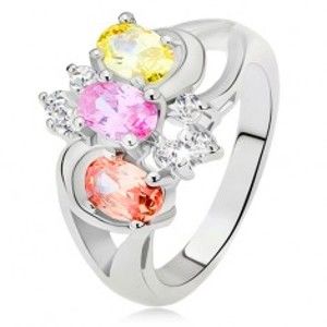 Šperky eshop - Prsteň - tri farebné kamienky, rozdvojené ramená, oblúky, číre zirkóny L14.10 - Veľkosť: 59 mm