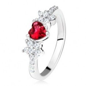 Šperky eshop - Prsteň s červeným srdiečkovým kameňom a kvietkami, číre zirkóniky, striebro 925 SP30.28 - Veľkosť: 59 mm