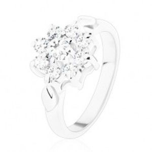 Šperky eshop - Prsteň s lesklými lístočkami na ramenách, zirkónový kvet v čírom odtieni V08.29 - Veľkosť: 54 mm