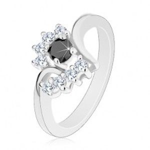Šperky eshop - Prsteň s lesklými ramenami, strieborný odtieň, okrúhly čierny zirkón, číre oblúky G14.15 - Veľkosť: 53 mm