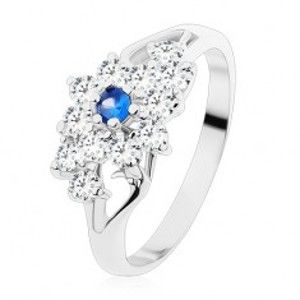 Šperky eshop - Prsteň s lesklými rozdelenými ramenami, číry kvietok s modrým stredom S12.14 - Veľkosť: 61 mm