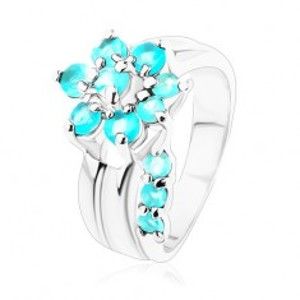 Šperky eshop - Prsteň s rozdelenými ramenami, kvet so stonkou v akvamarínovej farbe V05.29 - Veľkosť: 49 mm