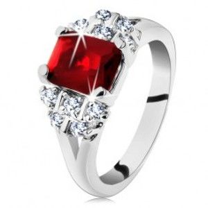 Šperky eshop - Prsteň s rozdelenými ramenami, obdĺžnik v tmavočervenej farbe, číre zirkóny G10.14 - Veľkosť: 50 mm