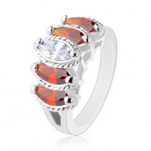Šperky eshop - Prsteň s rozdelenými ramenami, oranžové a číre zrnká s vrúbkovaným lemom R32.13 - Veľkosť: 53 mm