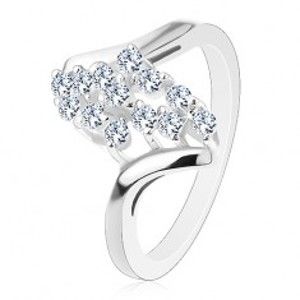 Šperky eshop - Prsteň so strieborným odtieňom, zahnuté ramená, trblietavé číre zirkóniky AC12.01 - Veľkosť: 54 mm