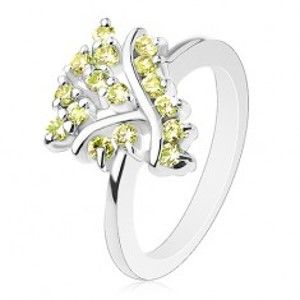 Šperky eshop - Prsteň so zúženými ramenami, hladké pásiky a trblietavé žltozelené zirkóniky R48.13 - Veľkosť: 49 mm
