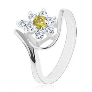 Šperky eshop - Prsteň striebornej farby, asymetrické konce ramien, zeleno-číry kvet G08.08 - Veľkosť: 62 mm