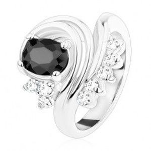 Šperky eshop - Prsteň striebornej farby, čierny oválny zirkón, stočené línie, číre zirkóniky S14.06 - Veľkosť: 49 mm