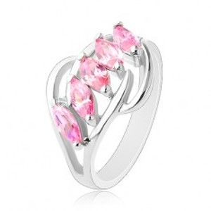 Šperky eshop - Prsteň striebornej farby, lesklé oblúčiky, pás ružových brúsených zrniek R33.16 - Veľkosť: 52 mm