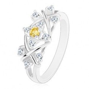 Šperky eshop - Prsteň striebornej farby, lesklé prekrížené línie, zirkóny čírej a žltej farby R42.17 - Veľkosť: 58 mm