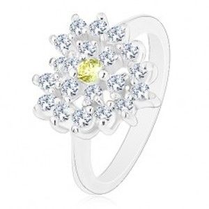 Šperky eshop - Prsteň striebornej farby, ligotavé číre zirkónové srdce, svetlozelený stred R43.16 - Veľkosť: 57 mm