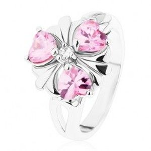 Šperky eshop - Prsteň striebornej farby, ligotavý kvietok s ružovými srdiečkovými zirkónmi R28.19 - Veľkosť: 52 mm