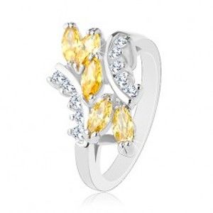 Šperky eshop - Prsteň striebornej farby, línia žltých zrnkových zirkónov, číre oblúčiky R33.5 - Veľkosť: 57 mm