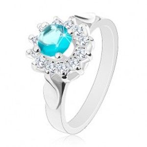 Šperky eshop - Prsteň striebornej farby, modro-číry zirkónový kvet, lesklé lístky po stranách G01.08 - Veľkosť: 57 mm