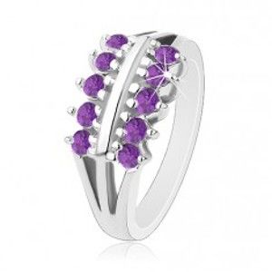 Šperky eshop - Prsteň striebornej farby, rozdelené ramená, dve línie fialových trblietavých zirkónov R48.16 - Veľkosť: 57 mm