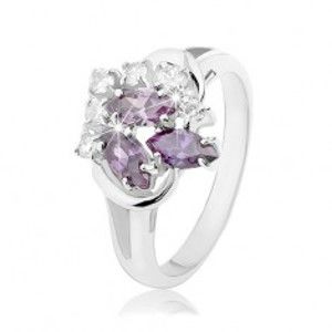 Šperky eshop - Prsteň striebornej farby, rozdvojené ramená, fialové zrnká, číre okrúhle zirkóniky R33.20 - Veľkosť: 49 mm