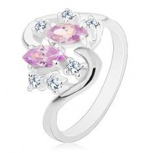 Šperky eshop - Prsteň striebornej farby so zvlnenými ramenami, svetlofialové a číre zirkóny R48.7 - Veľkosť: 49 mm