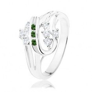 Šperky eshop - Prsteň striebornej farby, stočené línie zdobené čírymi a zelenými zirkónmi R34.11 - Veľkosť: 51 mm