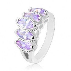 Šperky eshop - Prsteň striebornej farby, vystupujúce brúsené zrnká fialovej farby, vrúbky R32.16 - Veľkosť: 51 mm