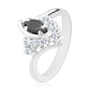 Šperky eshop - Prsteň striebornej farby, zahnuté konce ramien, čierne zrnko, číre zirkóniky G03.02 - Veľkosť: 49 mm