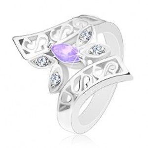 Šperky eshop - Prsteň striebornej farby, zahnuté zdobené ramená, farebný motýľ R27.30 - Veľkosť: 52 mm, Farba: Fialová