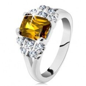 Šperky eshop - Prsteň striebornej farby, žltý obdĺžnikový zirkón, číre zirkóniky H4.17 - Veľkosť: 62 mm